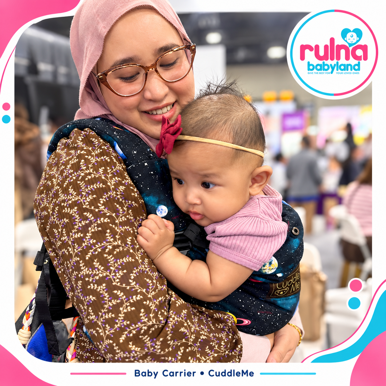 Ibu bersama baby dalam Cuddle Me Ultimo bercorak angkasa