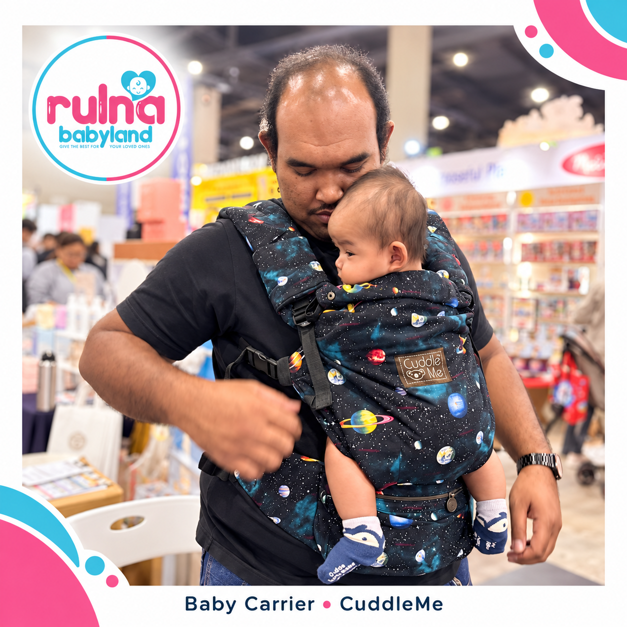 Ayah mendukung baby menghadapnya dalam Cuddle Me Ultimo bercorak planet