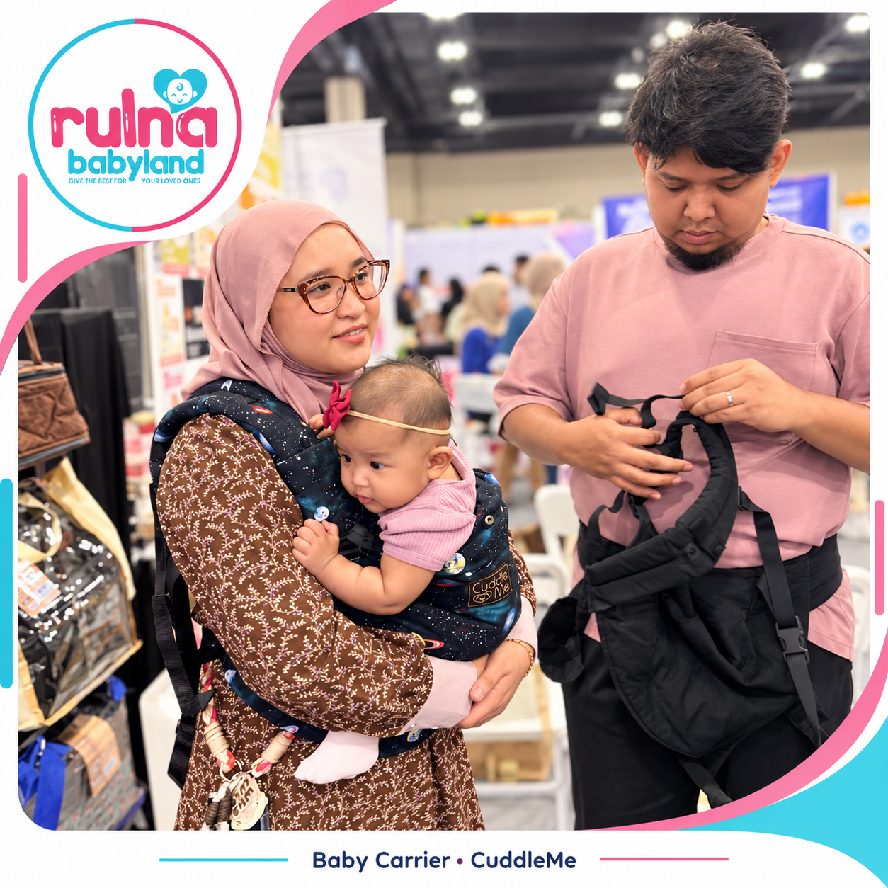Ibu memakai Cuddle Me Ultimo bersama baby dan ayah